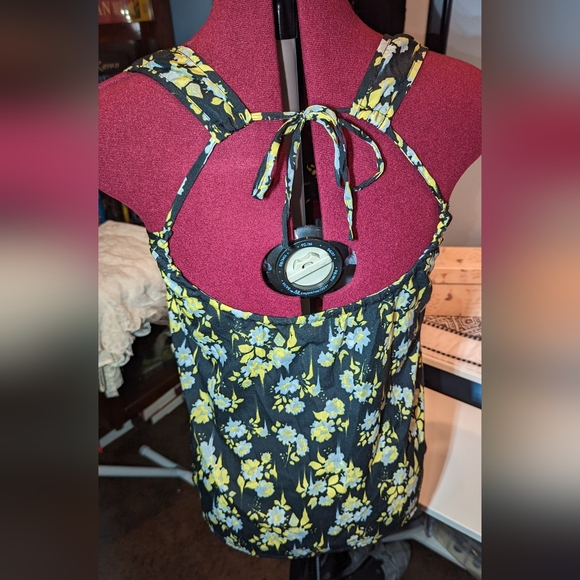Vintage Volcom Tank, M/12 Excellent condition Black w/ Yellow/White/Gray Flowers - Picture 2 of 4